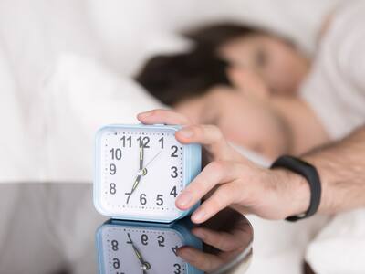 Neurólogo Eduardo Vásquez advierte por peligros del cambio de hora en la salud: “Mayor riesgo de infartos al corazón, accidentes cerebrovasculares, arritmias e incluso depresión en los días posteriores”