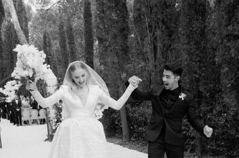 Sophie Turner y Joe Jonas celebraron su aniversario compartiendo imágenes inéditas de la boda