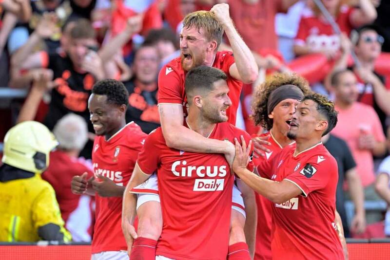 El chileno, a la derecha, suma elogios en la liga de Bélgica.