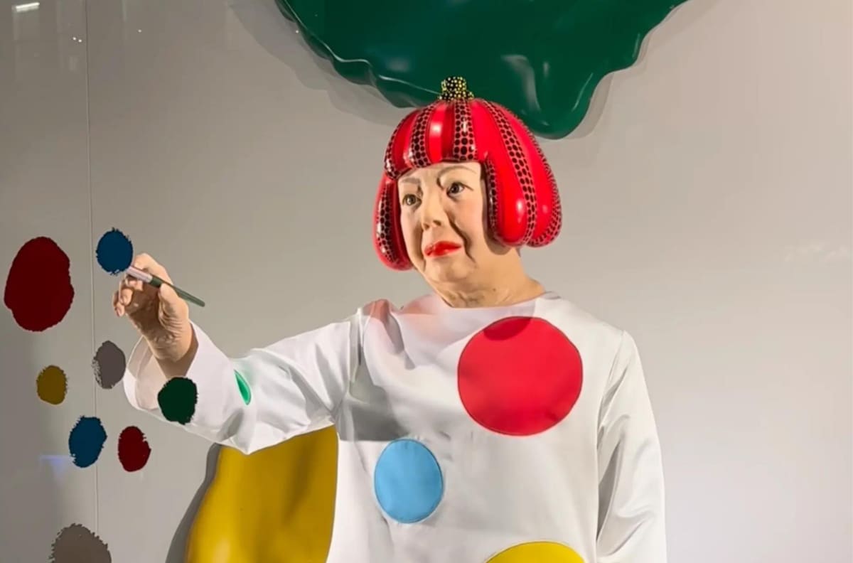 VIDEO | Crean robot de la artista Yayoi Kusama que pinta en colaboración para la marca Louis Vuitton