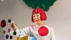 VIDEO | Crean robot de la artista Yayoi Kusama que pinta en colaboración para la marca Louis Vuitton