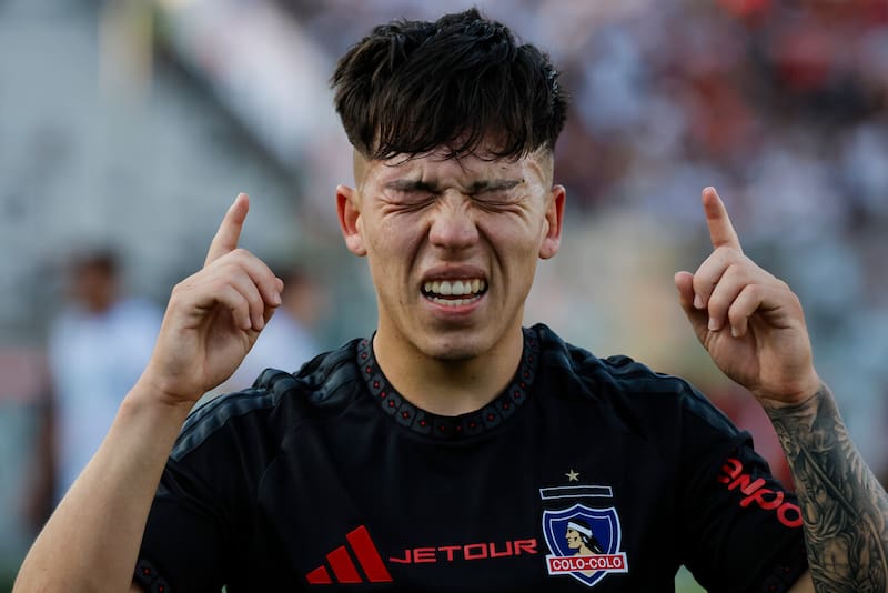 El extremo recibió los consejos de Fernando Ortiz que terminaron en el golazo contra Huachipato. Foto: Aton.