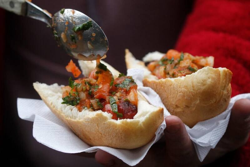 Ojalá que la dieta sea equilibrada en las celebraciones, según Rubén Aguayo, Cardiólogo del Hospital San Juan de Dios.
Créditos: Aton.