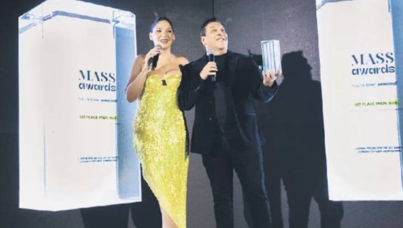 Kel Calderón y Julio César Rodríguez se reencuentran en los Mass Awards