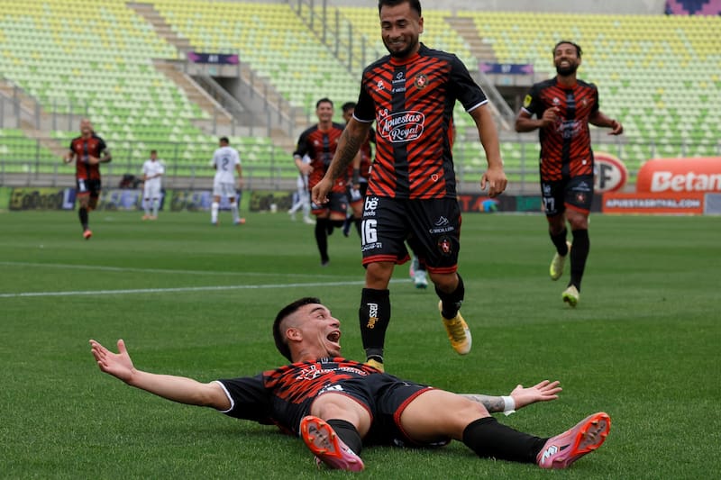 Tras un gran primer tiempo en el que se puso 3-0 antes de los 30', el cuadro Tomatero le dio al Cacique el primer golpe en el Campeonato Nacional 2026. Foto: Agencia Aton