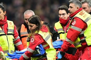 VIDEO | Escalofriantes escenas: jugador del AC Milán terminó noqueado tras fuerte choque con arquero rival