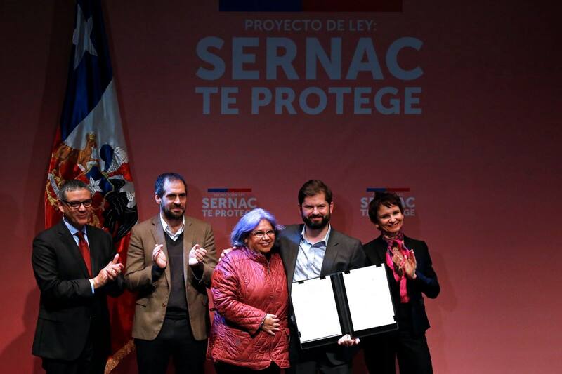 El Presidente Gabriel Boric firmó el proyecto que fortalece al Sernac desde el teatro municipal de San Joaquín.