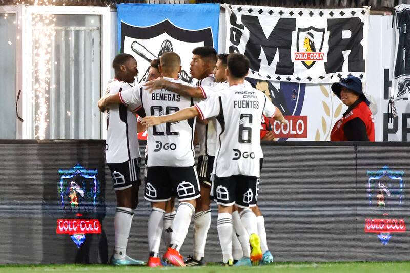 Colo Colo celebrando ante Everton.