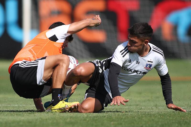 Los juveniles de Colo Colo buscan un espacio en las citaciones del entrenador Gustavo Quinteros.