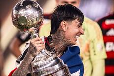 Conmebol premia a Erick Pulgar tras ganar la Copa Libertadores con Flamengo: hinchas estallaron por este motivo