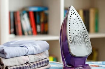 El truco casero te ayudará a limpiar tu plancha de ropa en pocos minutos: Es fácil, económico e innovador
