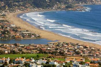 Fiestas clandestinas en Zapallar: a más de un año, infractores siguen sin pagar multas por casi $195 millones