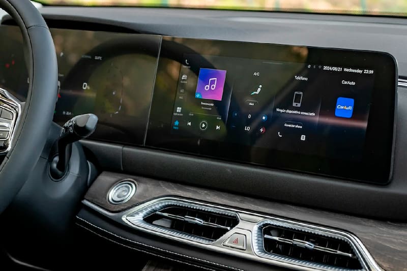 Este modelo cuenta con doble pantalla de 12,3 pulgadas para el sistema de infoentretenimiento y de 7″ para el clúster de control.