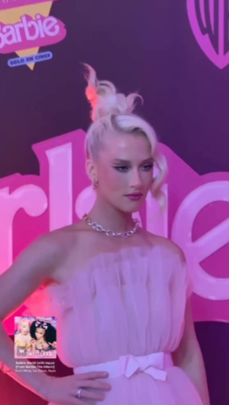 Vesta Lugg en la alfombra rosa de "Barbie".