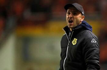 Francisco Bozán choreado con sus jugadores tras caer goleados 6-0 en Primera B: “Nos hacemos goles solos”