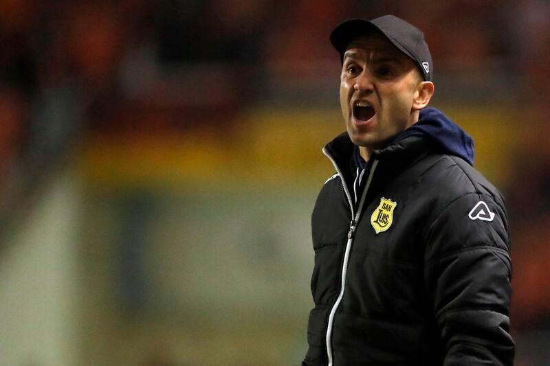 molesto con los jugadores de San Luis de Quillota en Primera B. Foto: Agencia Aton