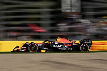 Verstappen se impuso en Australia: Lo escudaron Hamilton y Alonso
