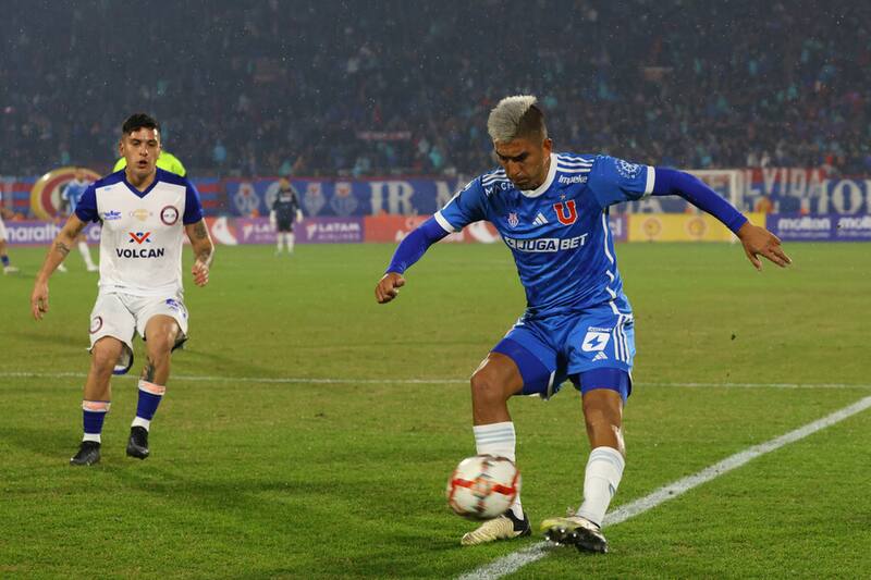 Hinchas de la U cuestionaron al argentino por el primer tiempo ante Puente Alto. Foto: Aton.
