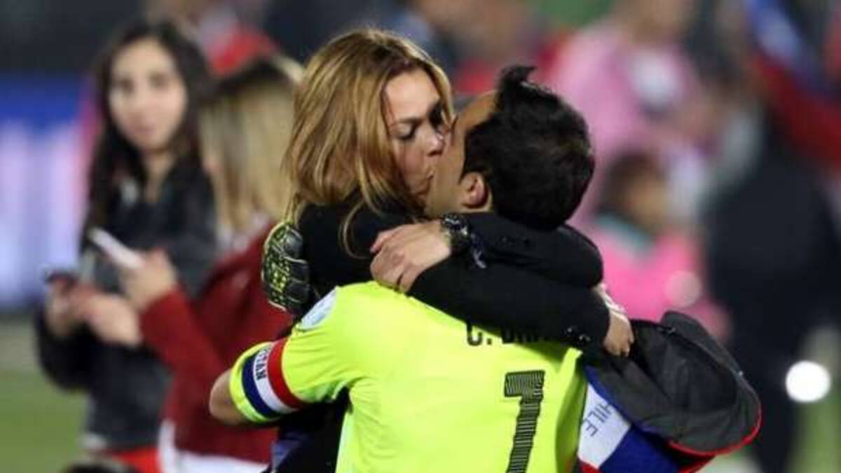 Claudio Bravo y su esposa hacen significativo aporte a la comunidad de Viluco