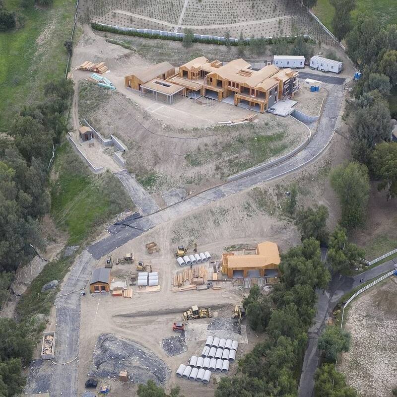 Ya han pasado tres años desde que Kylie Jenner está construyendo su tercera casa en un terreno de dos hectáreas y el lujoso inmueble ya está tomando forma.