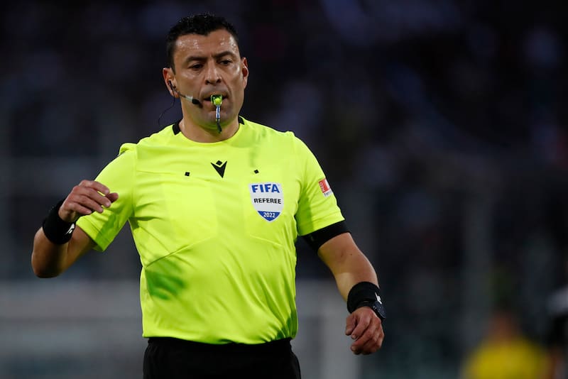 El boliviano Pablo Escobar reveló el día en que estuvo a nada de irse a los combos con el exárbitro chileno. Foto: Agencia Aton.