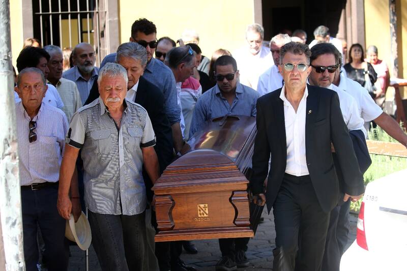 cargando el féretro de Jorge Toro.