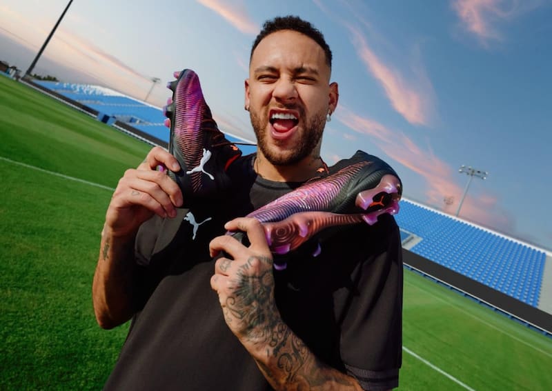 luce sus nuevos botines PUMA.