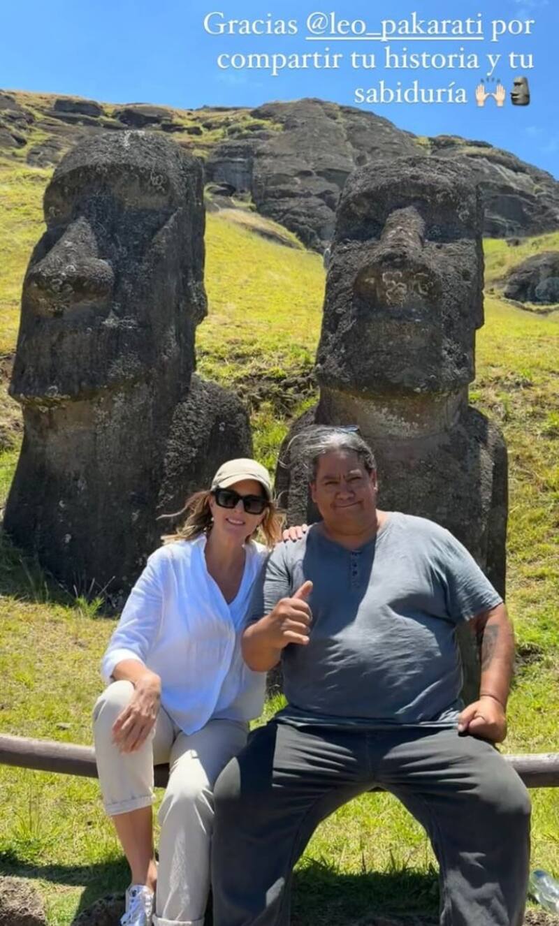 Macarena Pizarro junto a su guía turístico en Rapa Nui. Créditos: Instagram