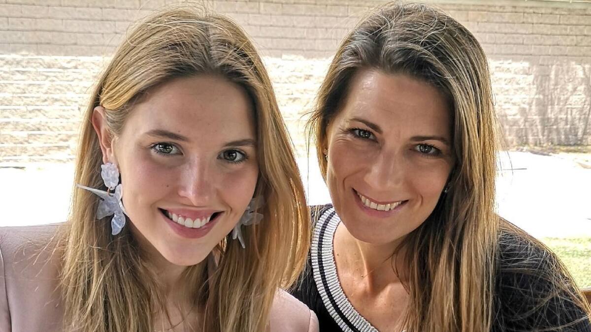 “Mientras yo envejezco, ella cada día más joven”: Belén Soto llenó de elogios a su madre Carolina Infante con playera postal