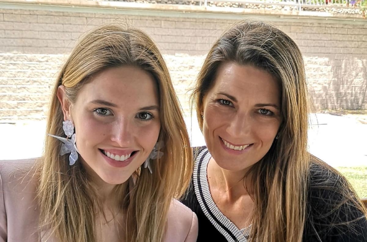 “Mientras yo envejezco, ella cada día más joven”: Belén Soto llenó de elogios a su madre Carolina Infante con playera postal
