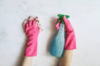 El truco infalible con bicarbonato de sodio para terminar con el moho