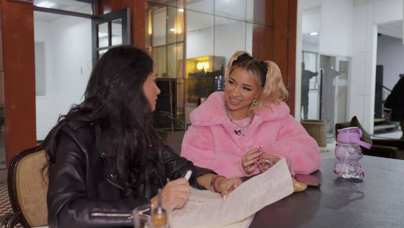 Princesa Alba junto a Pamela Díaz en "Sin Editar". Créditos: Youtube.