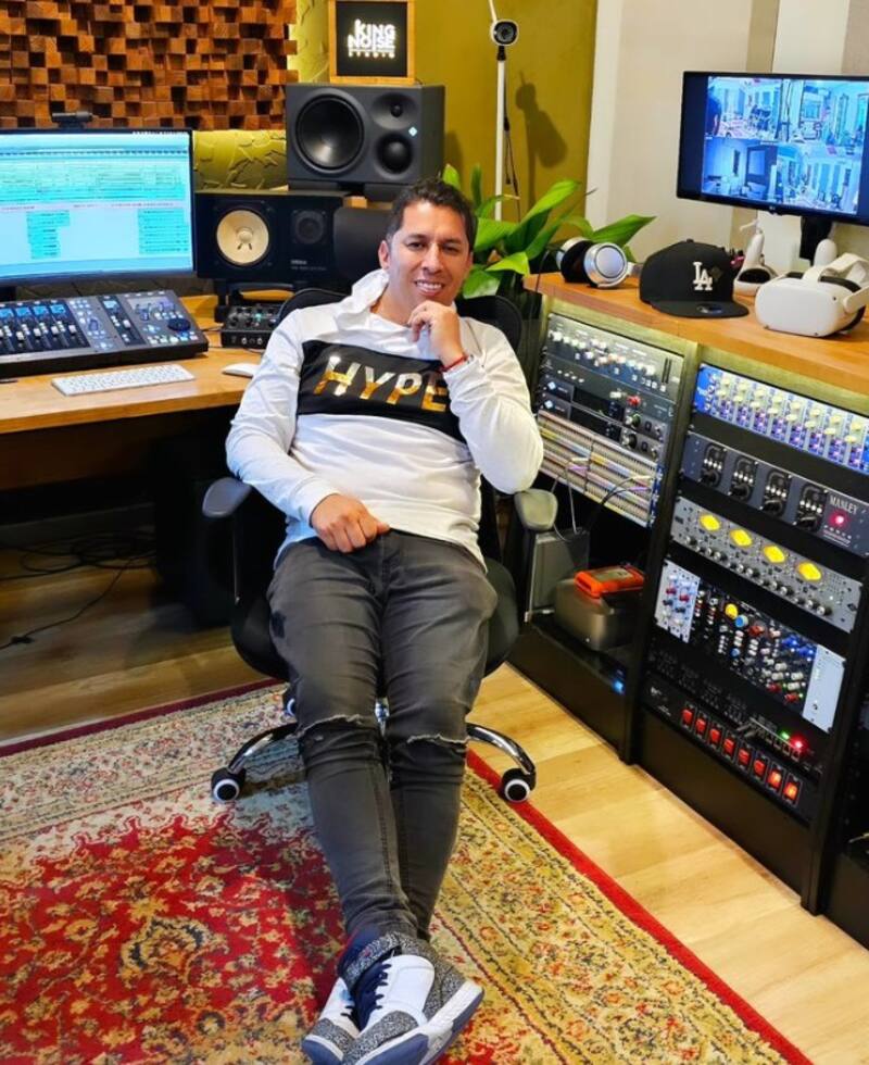 Juan Claudio Chacón trabaja con diversos artistas del género de la cumbia. Créditos: Instagram