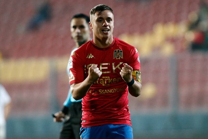 El ex Unión Española va desde el primer minuto en el Tomba.