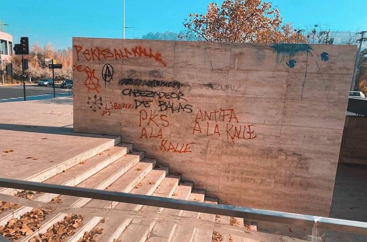 Joven que cayó al Río Mapocho fue detenido por rayar monumento de Jaime Guzmán
