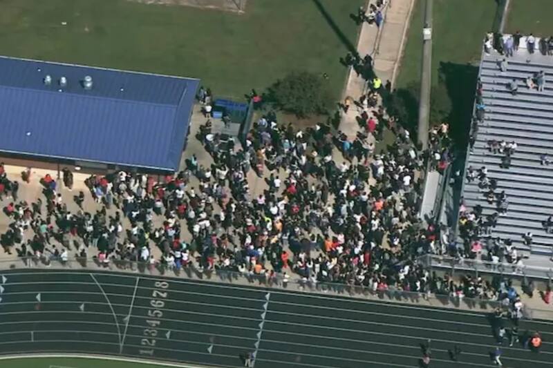 Tiroteo en escuela de Georgia deja al menos 2 muertos.