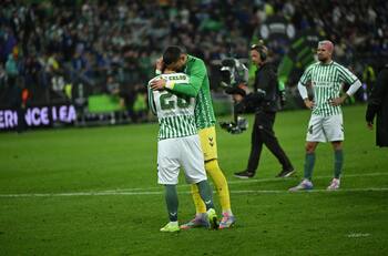 El desconsolado llanto de los jugadores del Betis tras perder final de Conference League