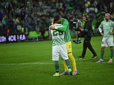 El desconsolado llanto de los jugadores del Betis tras perder final de Conference League