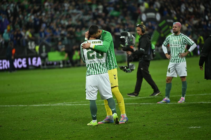 Los sevillanos cayeron en la final de la Conference League con el Chelsea y terminaron entre lágrimas. EFE.