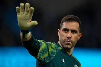 Manchester City confirmó a Claudio Bravo como titular ante el United