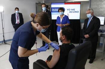 Ministro Paris proyectó los pasos a seguir tras la llegada de las primeras dosis de la vacuna de Pfizer