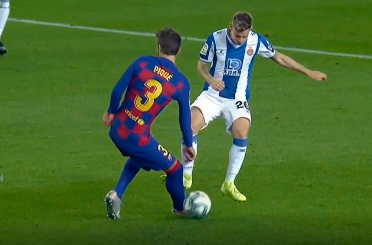 Fue con todo: Pol Lozano fue expulsado por esta tremenda patada a Piqué