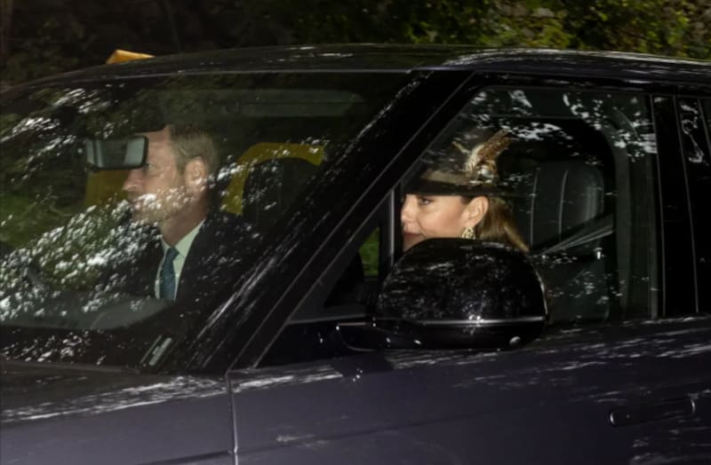 Kate Middleton venía en el asiento de copiloto, mientras que el príncipe William manejaba. Créditos: Newsline.