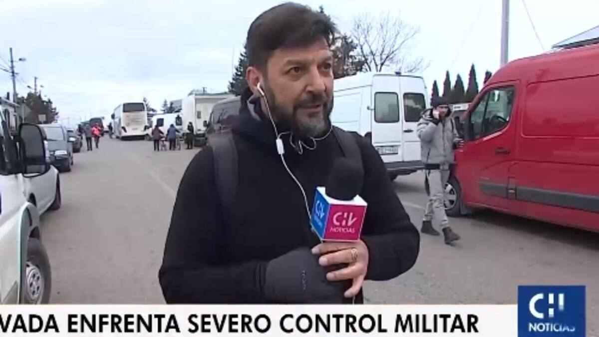 El tenso momento de Rafael Cavada en Ucrania: Militares lo hicieron detener contacto en vivo "CHV Noticias"