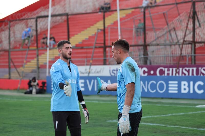 se enteró que volvería a la suplencia y apoyó al Zanahoria desde la banca (Foto: Aton)