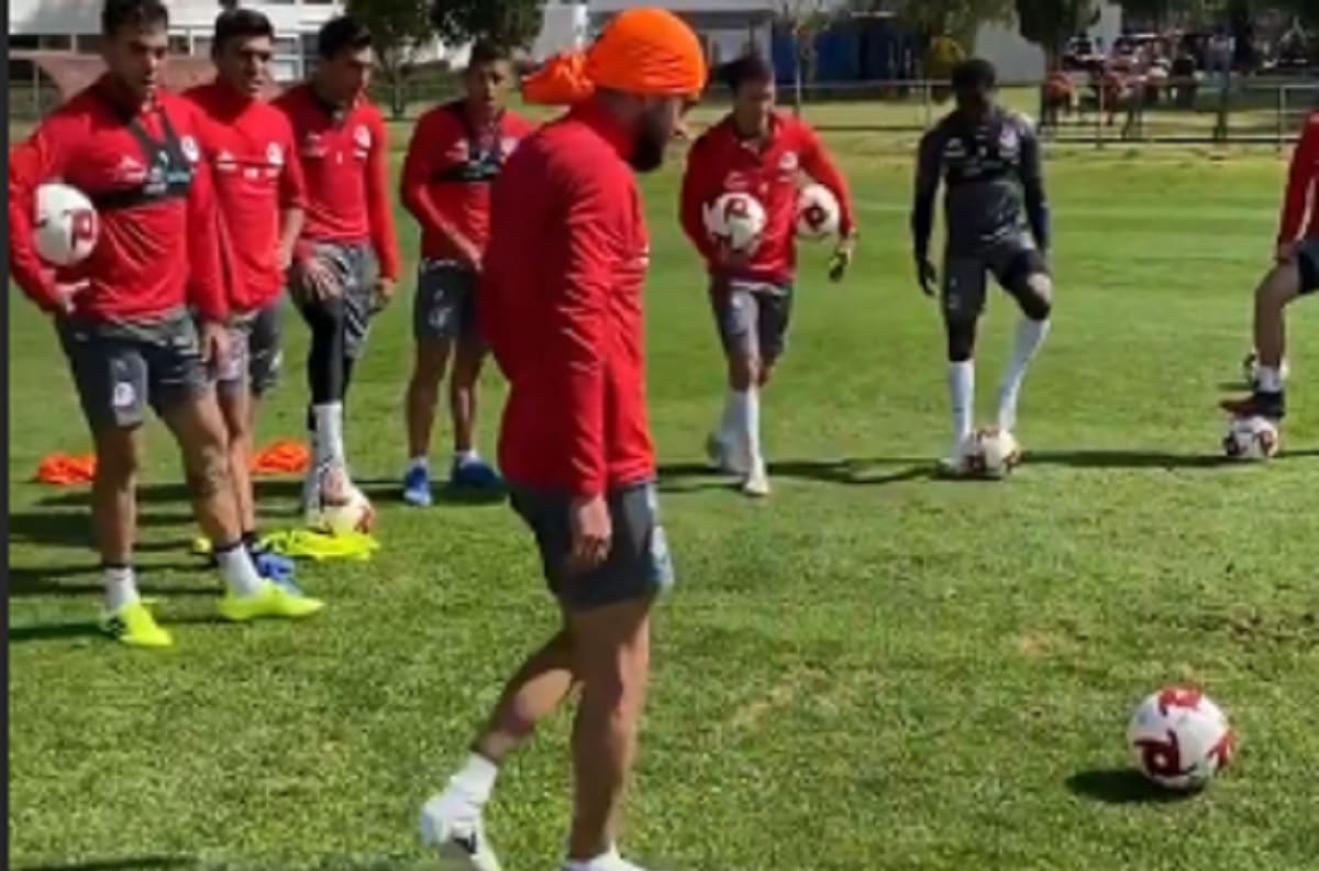 Felipe Gallegos sacó aplausos de sus compañeros con este golazo