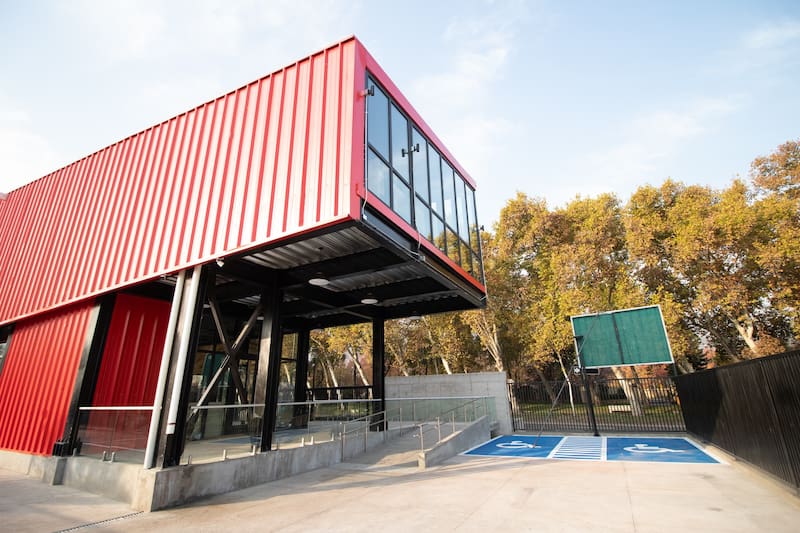 El lugar cuenta con más de 900 libros disponibles para préstamo. Foto: Corporación Huechuraba.