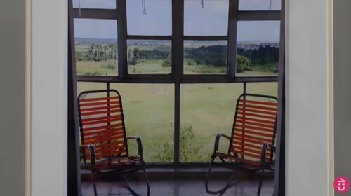 El hermoso espacio junto a un ventanal que mantiene junto a dos sillas.