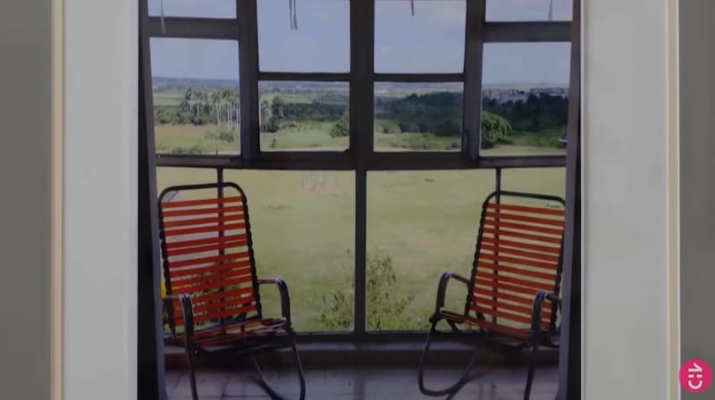 El hermoso espacio junto a un ventanal que mantiene junto a dos sillas.