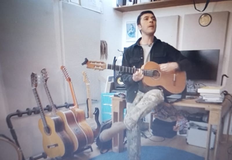 Gepe en su estudio musical. Créditos: Pantallazo CHV